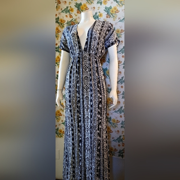 Forever 21 Dresses & Skirts - Forever 21 Women's Black and White Floral Pattern Deep V-neck Maxi Dress